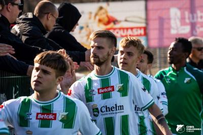 Bartłmiej Korbecki (na środku) w tym sezonie może nie pojawić się już na boisku (fot. Chełmianka)