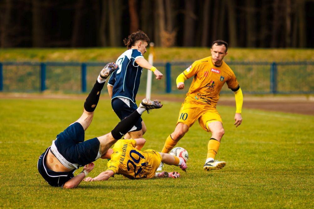 Stal Kraśnik (żółte stroje) przegrała szósty mecz z rzędu (fot. Stal Kraśnik)