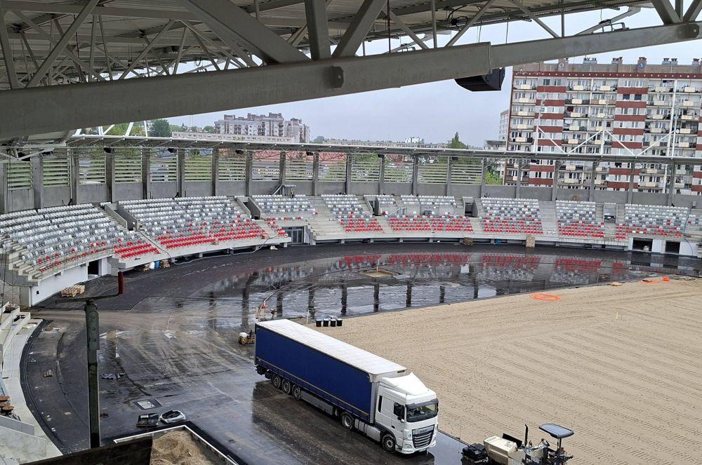 Nowy stadion Resovii nabiera kolorów. Ruszył montaż krzesełek na PCLA (fot. Klub CWKS Resovia)
