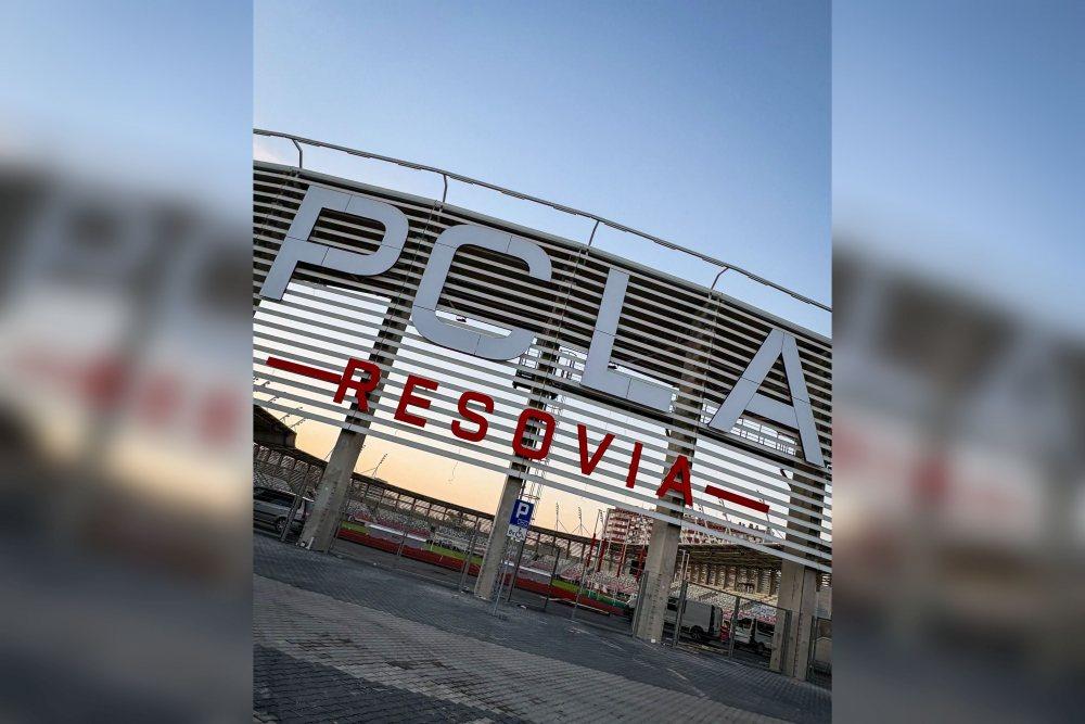 Podkarpackie Centrum Lekkoatletyczne coraz bliżej otwarcia. Na stadionie pojawił się charakterystyczny napis (fot. Resovia)