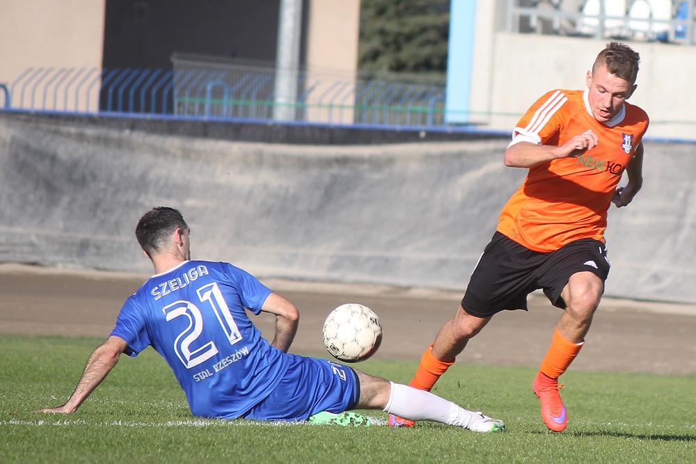 Sokół Sieniawa (pomarańczowe stroje) pokonał Pisarowce na Stadionie Miejskim w Rzeszowie (fot. archiwum)
