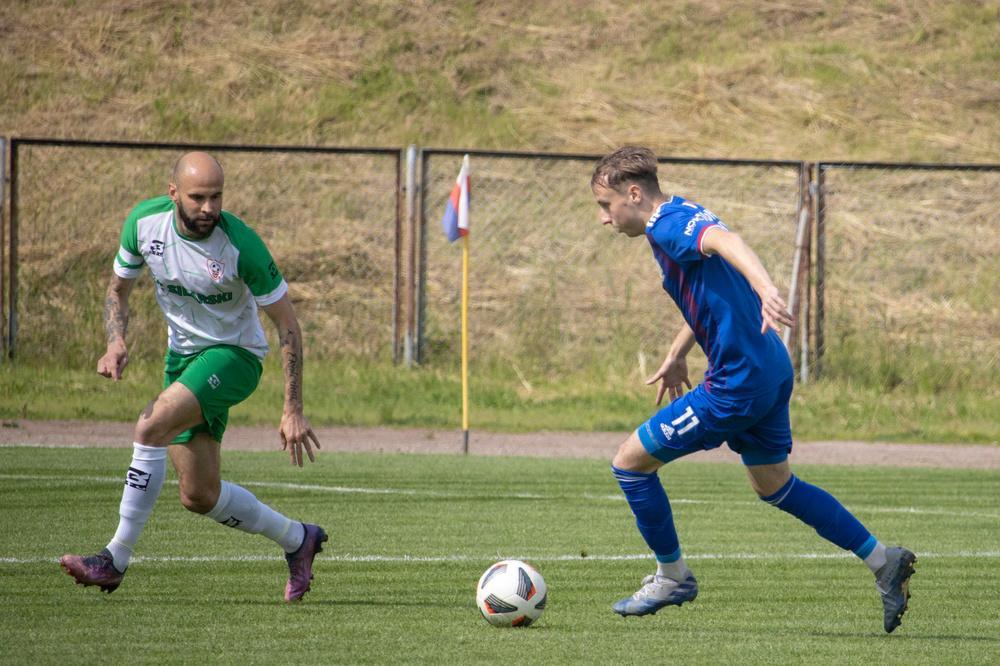 Cosmos Nowotaniec (biało-zielone stroje) przegrał w Arłamowie z Wieczystą Kraków (fot. Grzegorz Gajdzik / archiwum)