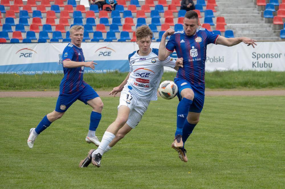 Polonia Przemyśl (granatowoe stroje) pokonała Stal II Mielec 3-0 (fot. Grzegorz Gajdzik)