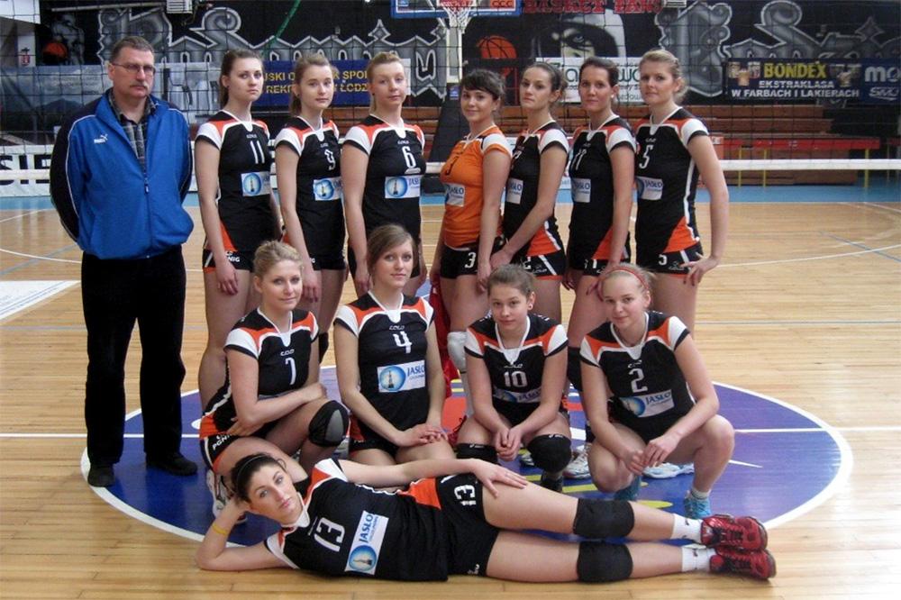 Trener Adam Pasterz (na zdjęciu z lewej) walczy o powrót do zdrowia po zakażeniu COVID-em. Trwa zbiórka pieniędzy (fot. facebook.com/Uczniowski-Klub-Sportowy-MOSiR-Jasło