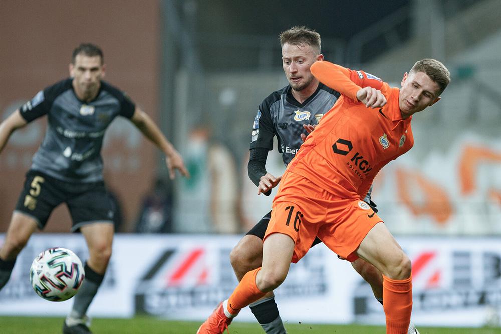 Adam Ratajczyk (w pomarańczowej koszulce) ma zostać wypożyczony z Zagłębia Lubin do Stali Mielec (fot. zaglebie.com)
