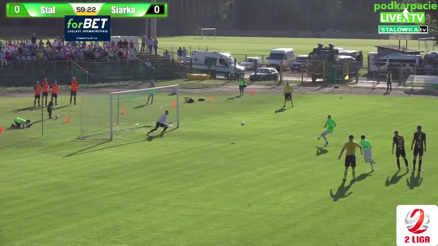 Na zdjęciu Adrian Gębalski strzela zwycięskiego gola dla Stali Stalowa Wola.