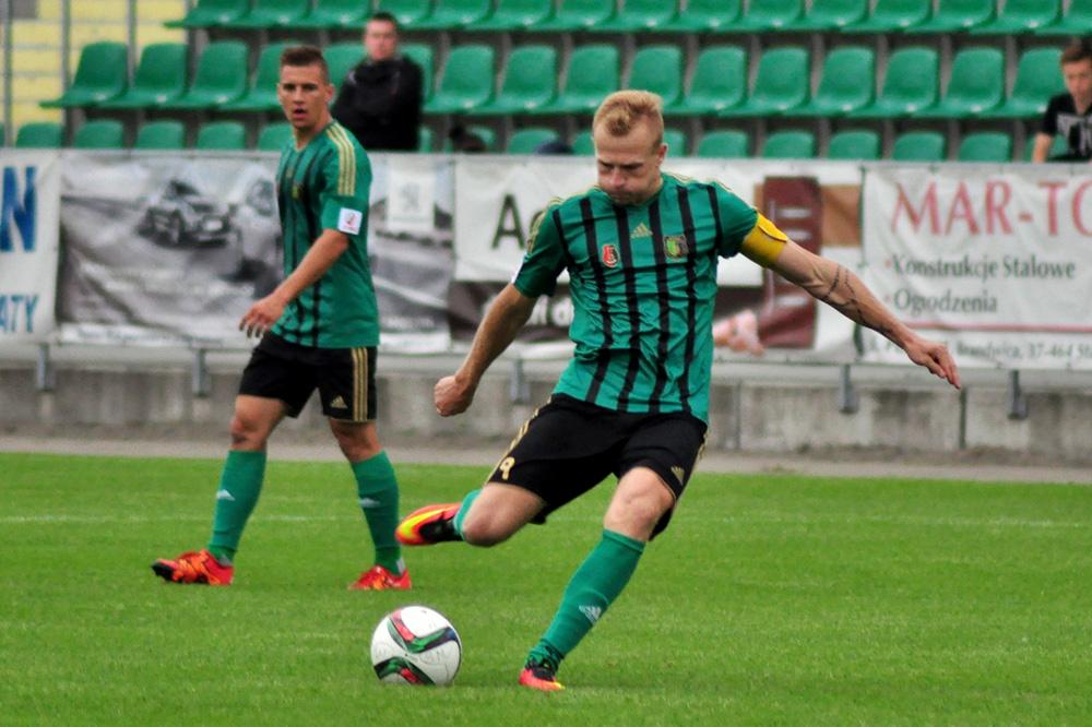 Na zdjęciu Adrian Gębalski, strzelc zwycięskiej bramki (fot. Grzegorz Lipiec / Echo Dnia)