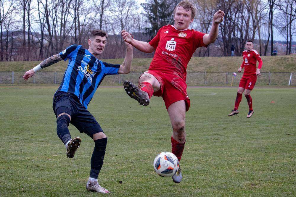 Adrian Nowak z JKS-u Jarosław (na zdjęciu z lewej) wspólnie z Szymonem Dziadoszem z Karpat Krosno przewodzą klasyfikacji strzelców 4 ligi podkarpackiej (fot. Grzegorz Gajdzik)