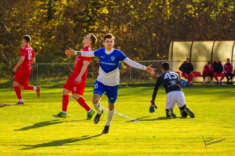 Adrian Nowak (na zdjęciu) zdobył gola na 4-2 w meczu ze Stalą II Mielec. (fot. Agnieszka Kulka)