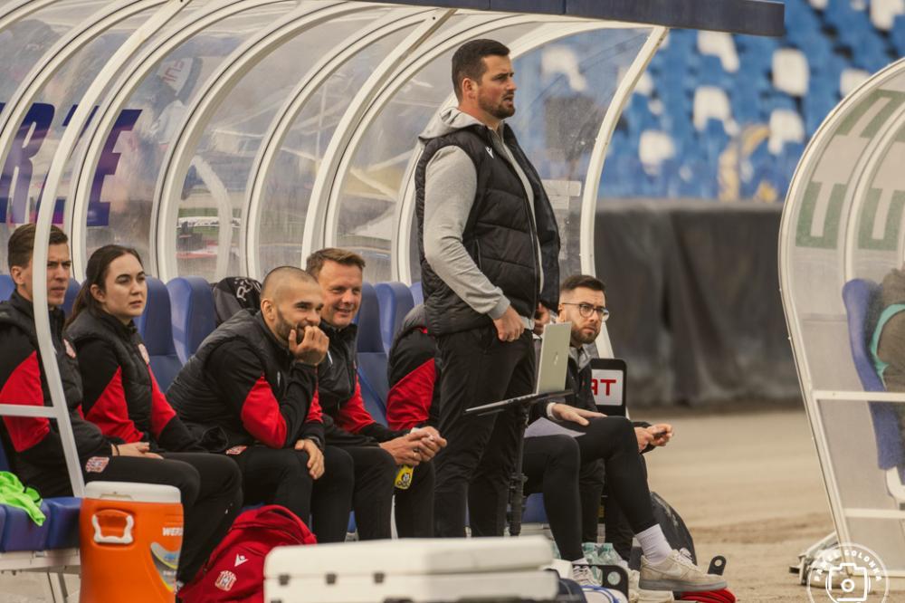 Aleksander Adamus, jeden z trenerów Resovii (na zdjęciu w szarej bluzie i czarnej kamizelce), po ostrej dyskusji z kibicami został odsunięty od sztabu pierwszej drużyny (fot. Paweł Golonka)