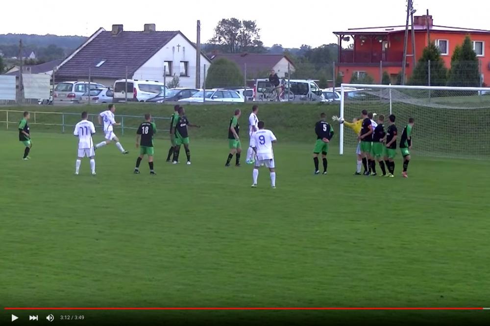 Na zdjęciu Andrij Dyhas (nr 9) zdobywa gola dla Przyszłości Ciochowice (fot. youtube.com)