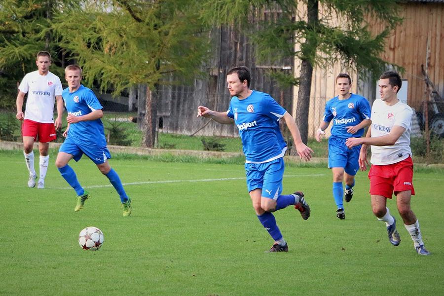 Andriy Malyk (na zdjęciu w niebieskiej koszulce, na środku) może odejść z Cosmosu Nowotaniec (fot. Natalia Styś)