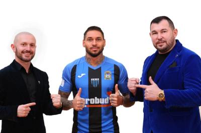 Andriy Yakovlev (pośrodku) wzmocnił JKS-Jarosław. Fot. JKS Jarosław/Facebook.