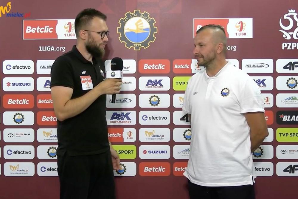 Trener Andrzej Wójcik (z prawej) w rozmowie z Mateuszem Prokopiakiem, rzecznikiem prasowym Stali Mielec (fot. Stal Mielec)