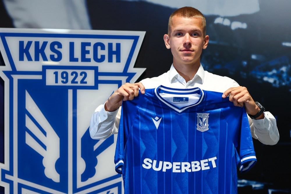 Antoni Kozubal niedawno przedłużył kontrakt z Lechem Poznań do 2028 roku (fot. Przemysław Szyszka / lechpoznan.pl)