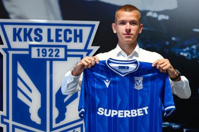 Antoni Kozubal niedawno przedłużył kontrakt z Lechem Poznań do 2028 roku (fot. Przemysław Szyszka / lechpoznan.pl)