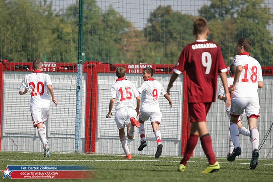 Arkadiusz Kasia na zdjęciu w białej koszulce z nr 9 (fot. Bartek Ziółkowski / akademiawisly.pl)