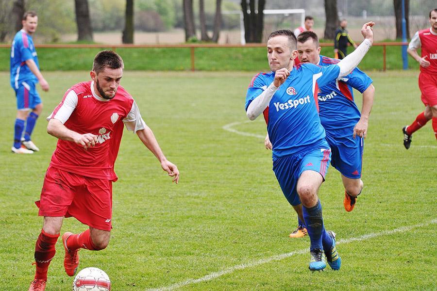 Arkadiusz Dąbek (z lewej) zdobył cztery gole dla Pogoni Leżajsk. Wszystkie w pierwszej połowie (fot. Tomasz Ciombor / archiwum)