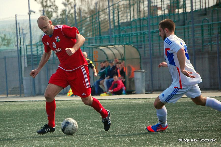 Artur Lebioda (na zdjęciu z lewej, jeszcze jako piłkarz Sokoła Nisko) został zawieszony na 6 spotkań (fot. Bogusław Szczurek)