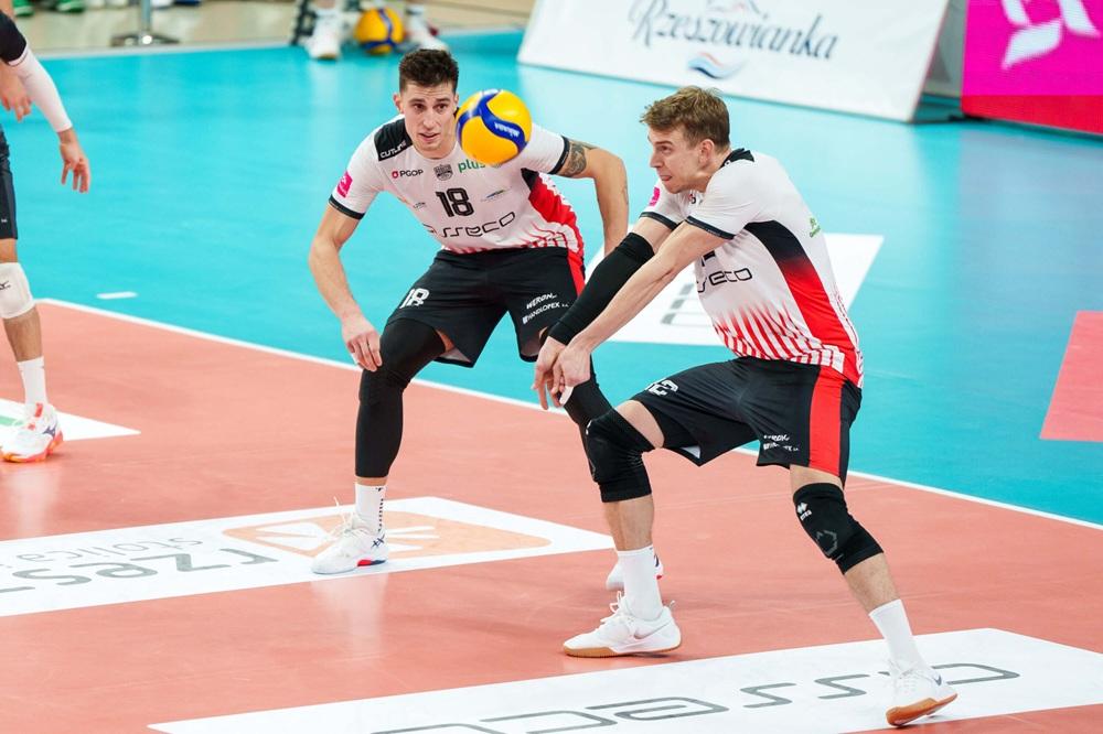 Artur Szalpuk (obok Klemen Cebulj) pozostanie na dłużej w Rzeszowie. Fot. Asseco Resovia Rzeszów.