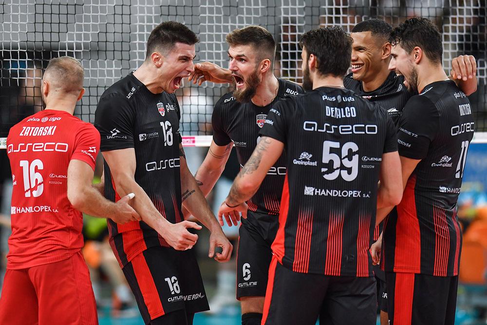 Siatkarze Asseco Resovii rozbili ZAKSĘ Kędzierzyn-Koźle 3-0! / fot. facebook.com/assecoresovia.sa)