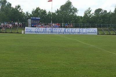 Transparent kibiców w Podborzu. Atut cieszy się z powrotu do A klasy (fot. facebook Atutu Podborze)