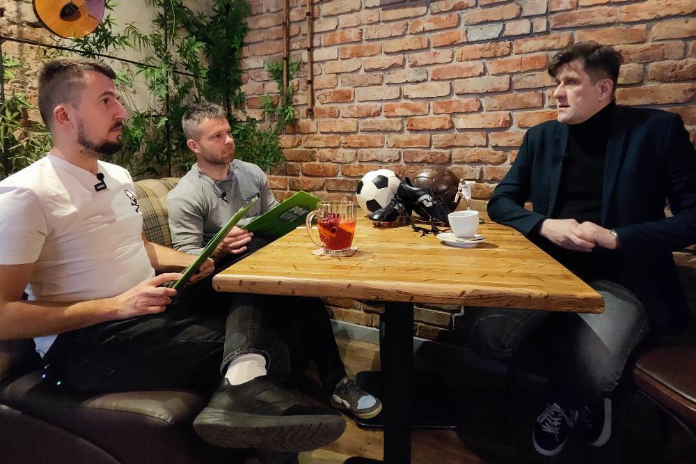 Maciej Decowski-Niemiec (z lewej) oraz Szymon Szydełko (obok) przepytali trenera Roberta Chmurę w Bagienku Extra. Rozmowę możecie obejrzeć na naszym kanale YouTube.