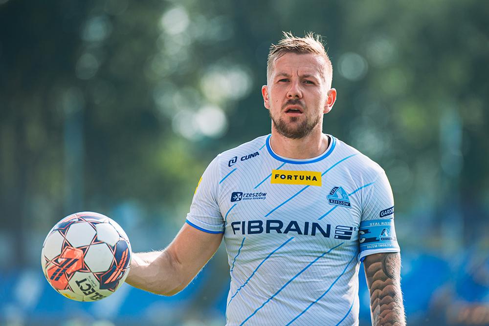 Bartłomiej Poczobut przenosi się ze Stali Rzeszów do Puszczy Niepołomice. Rzeszowski klub na tym transferze ma zarobić ok. 150 tys. zł (fot. Robert Skalski)
