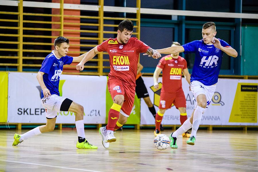 Heiro Rzeszów (niebiesko-białe stroje) ograło Futsal Nowiny. Z prawej Bartłomiej Przybyło (fot. facebook.com / Heiro Futsal Rzeszów)