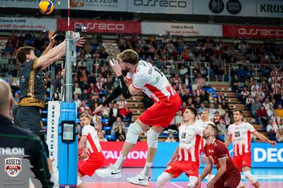 Bartosz Bednorz jak i skaczący do bloku Lukas Kampa doznali tego samego urazu w piątkowym meczu. Fot. Piotr Gibowicz/Asseco Resovia.