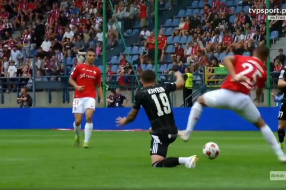 Bartosz Jaroch (z prawej) w walce o piłce z Serhijem Krykunem. Chwilę później pochodzący z Przemyśla piłka bardzo nienaturalnie wygiął nogę. Boisko opuścił na noszach (fot. TVP Sport)