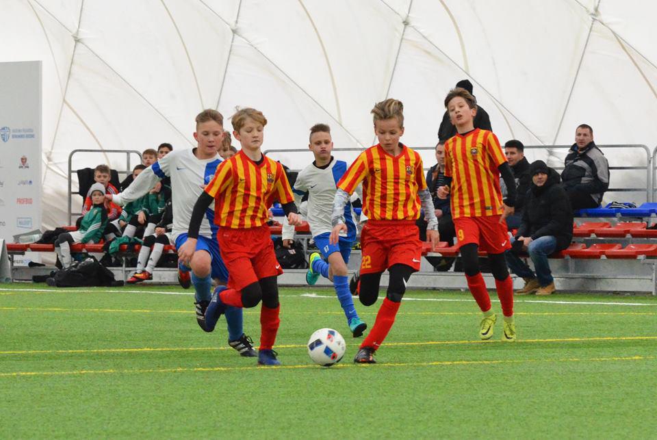 W żółto-czerwonych koszulkach młodzi piłkarze FCB Escola Varsovia, czyli warszawskiej szkółki FC Barcelona (fot. Beniaminek Krosno)