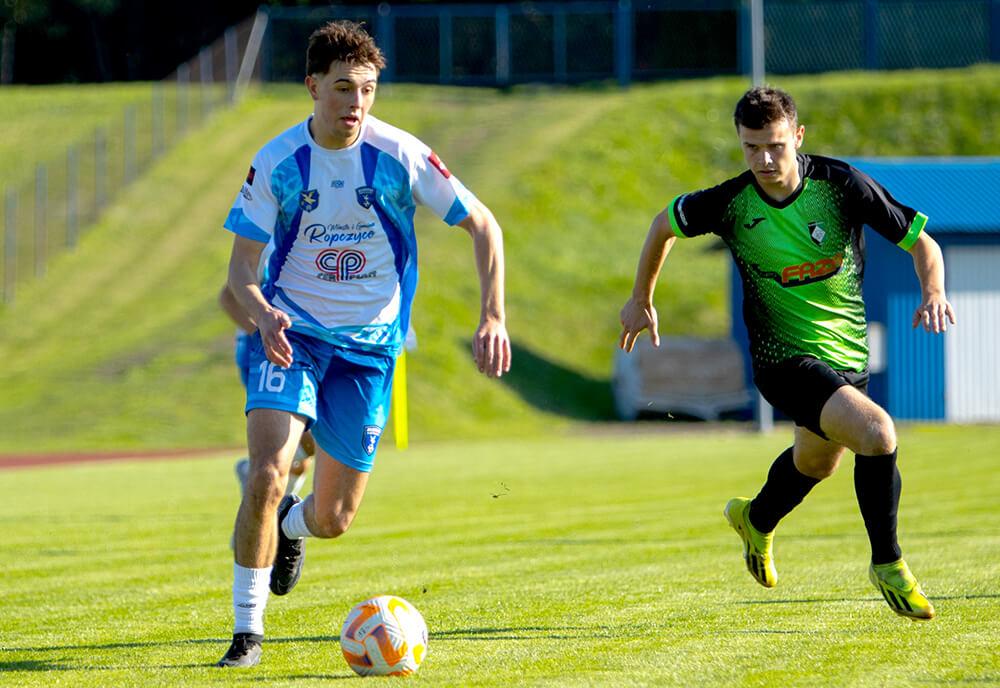 Piłkarze Błękitnych Ropczyce (biało-niebieskie stroje) rundę jesienną zakończyli zwycięstwem (fot. facebook.com/mksblekitniropczyce)