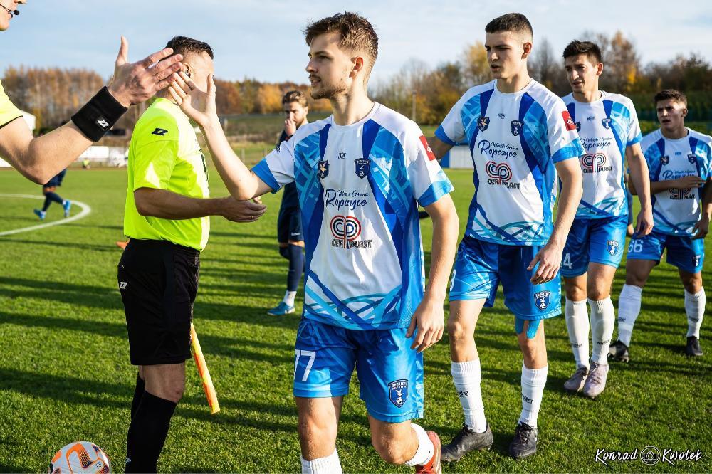 Pięciu piłkarzy Błękitnych Ropczyce może szukać nowych klubów (fot. Konrad Kwolek)