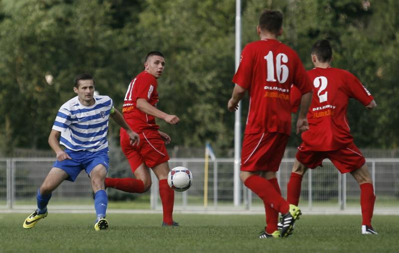 Błękitni Ropczyce (biało-niebieskie stroje) sezon 2015/2016 rozpocznął w 4 lidze podkarpackiej.