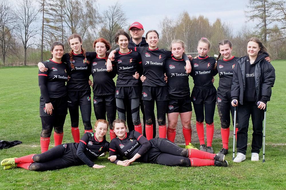 Zawodniczki Byłskawic Rugby Rzeszów wraz z trenerem Jakubem Sieradzkim.