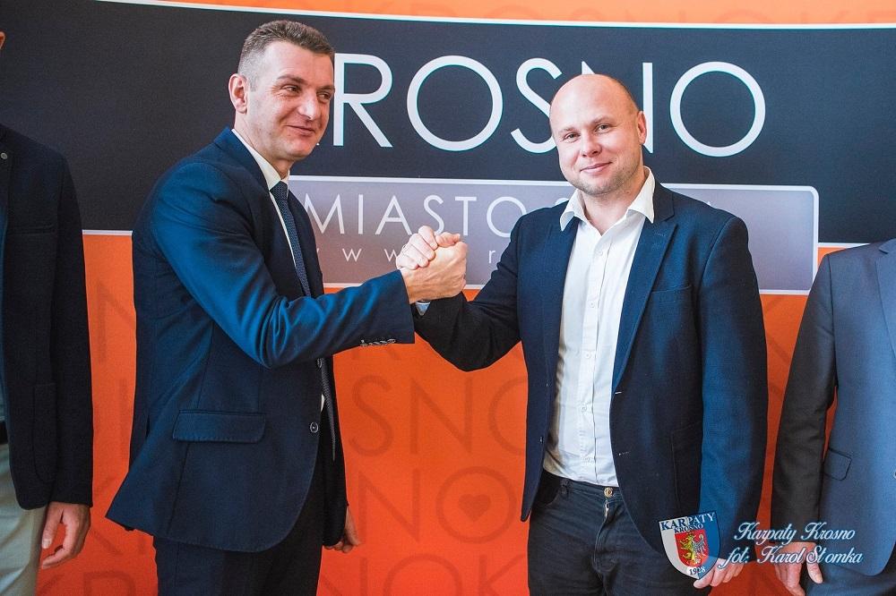 Bogdan Józefowicz oraz Grzegorz Raus uściskiem dłoni potwierdzili zawiązanie współpracy pomiędzy Karpatami a Beniaminkiem. (fot. Karol Słomka/Karpaty Krosno)