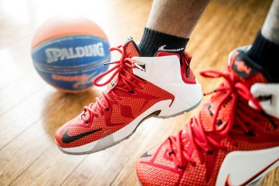 Na co zwrócić uwagę przy zakupie butów do koszykówki?