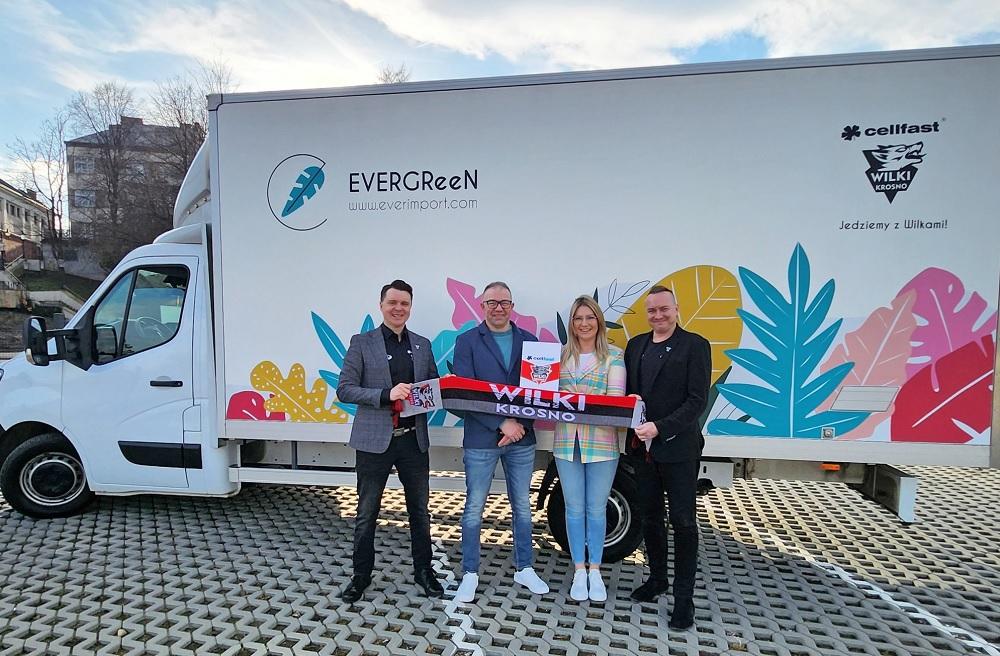 Fot. Cellfast Wilki Krosno (Na zdjęciu od lewej prezes Wilki Krosno Grzegorz Leśniak, właściciele Evergreen Flowers - państwo Grzegorz i Jadwiga Rozenbajger oraz wiceprezes Wilków Robert Węgrzyn).