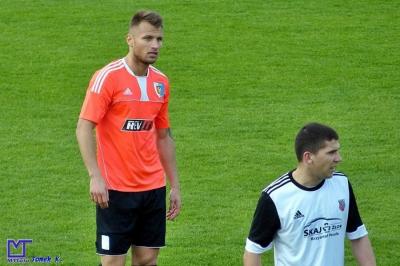 Dawid Cempa (po lewej) jest testowany przez Partizan Bardejov. (fot. MTTollo / archiwum)