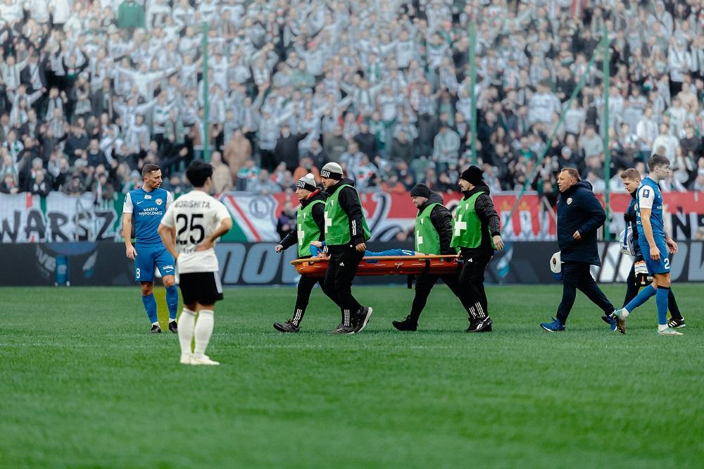 Mateusz Cholewiak doznał poważnego urazu w meczu przeciwko Legii Warszawa. Fot. https://www.puszcza-niepolomice.pl/