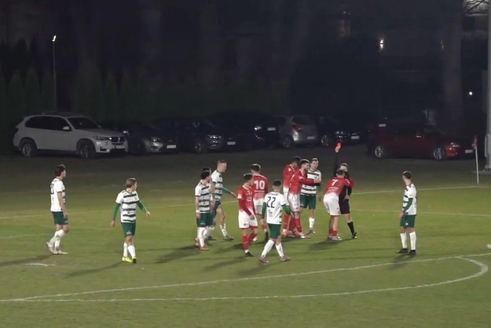 Dwie czerwone kartki w pierwszej połowie. KS Wiązownica zremisował z Izolatorem (fot. Kanał Futbolu/youtube)
