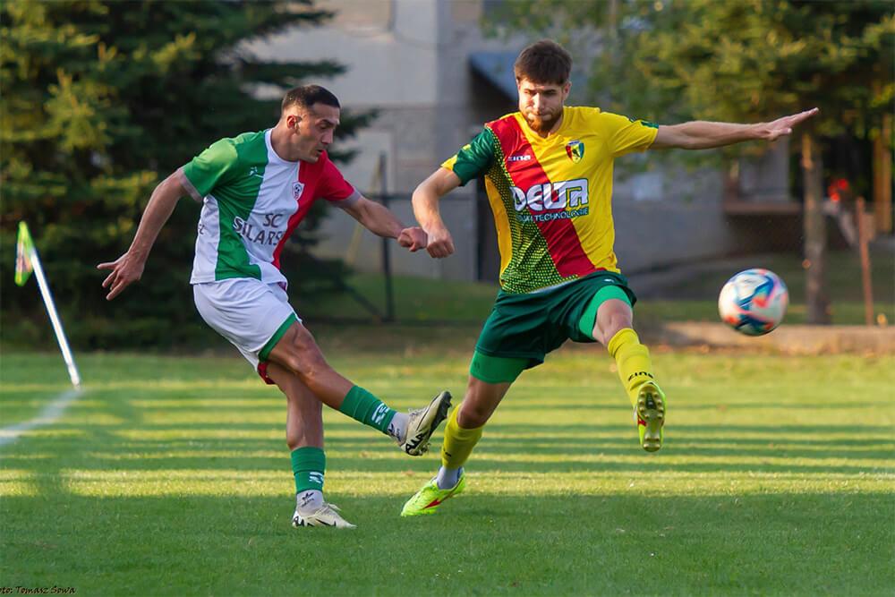 Walkowery się uprawomocniły i Sokół Kolbuszowa Dolna (zielono-czerwono-żółte stroje) awansował na pozycję lidera 4 ligi podkarpackiej (fot. Tomasz Sowa)