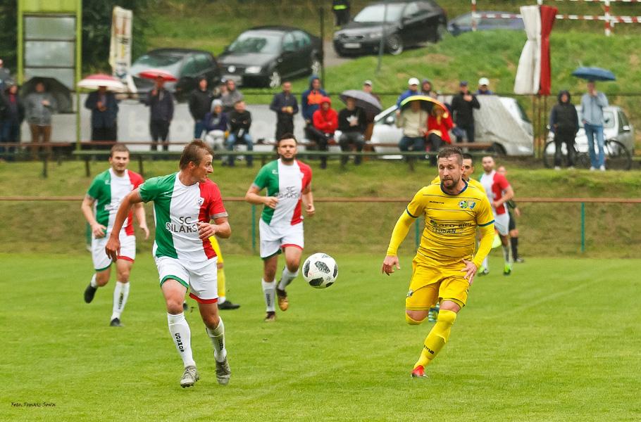 Damian Niemczyk (żółta koszulka) strzelił jedną z bramek dla Ekoball Stali Sanok (fot. Tomasz Sowa)