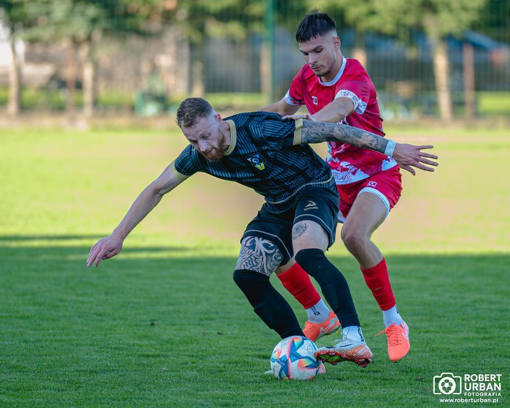 Stal Gorzyce w ciemnych strojach (fot. Robert Urban / facebook.com/roberturbanfotografia)