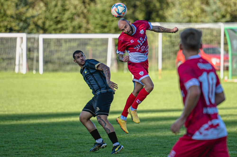 Piłkarze Cosmosu Nowotaniec (czerwono-białe stroje) pozostałe mecze rundy jesiennej rozegrają poza domem (fot. Robert Urban Fotografia / roberturban.pl)