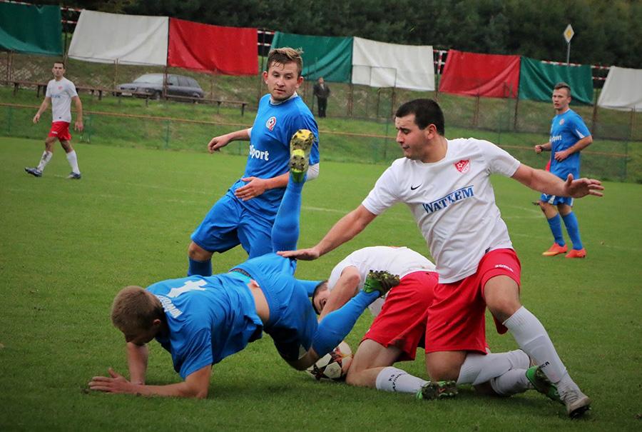 Cosmos Nowotaniec (niebieskie stroje) wygrał w Kolbuszowej 2-1 (fot. Natalia Styś / archiwum)