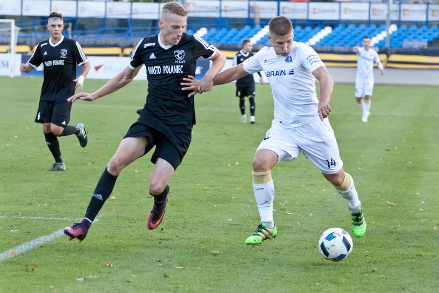Czarni Połaniec (ciemne stroje) pokonali faworyzowaną Chełmiankę 2-0 (fot. stalrzeszow.pl / archiwum)