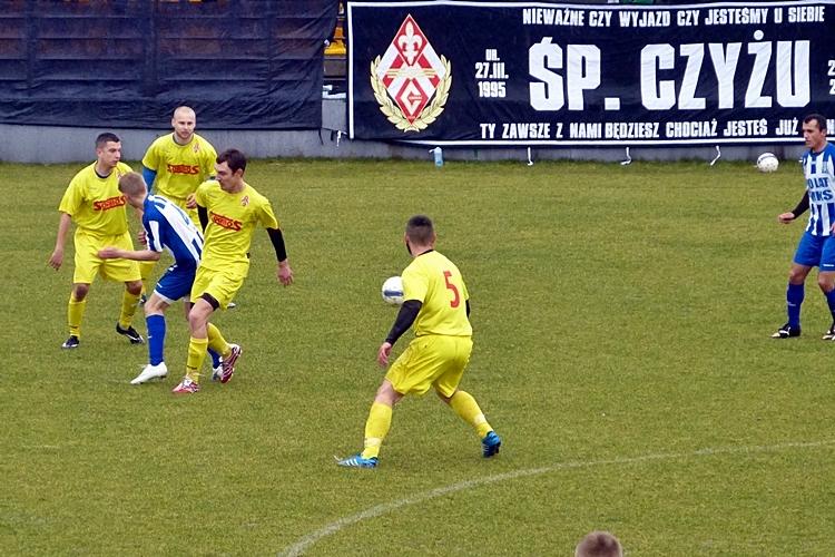 Czuwaj Przemyśl (żółte koszulki) zremisował z Santosem Piwoda 1-1 i spada do klasy A (fot. Mieczysław Turczyn)