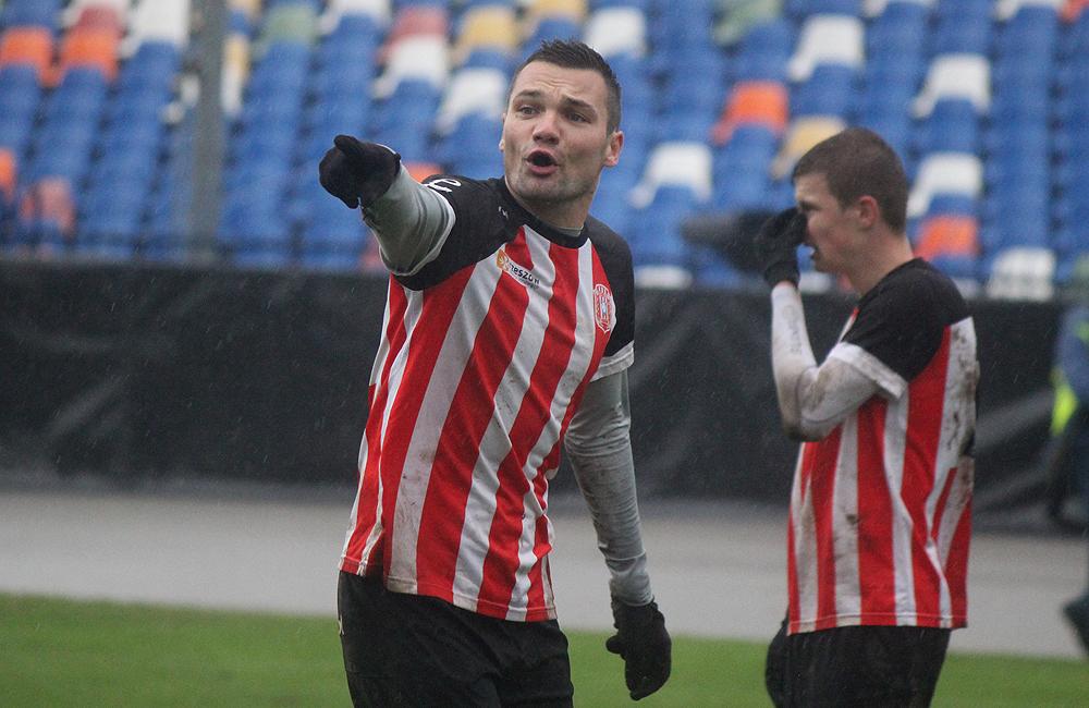 Przemysław Żmuda na zdjęciu na pierwszym planie. Zdjęcie pochodzi z ostatnich Derbów Rzeszowa.